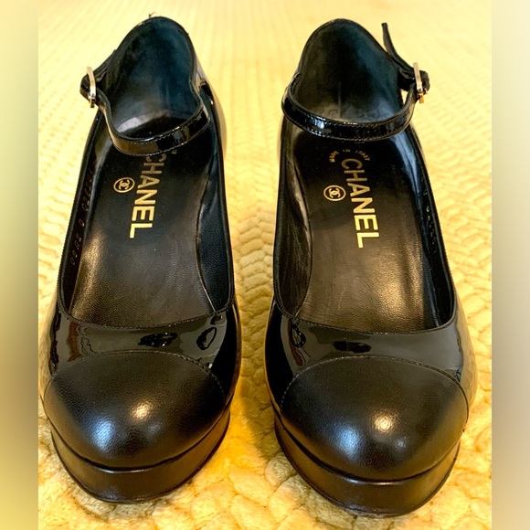 CHANEL Black Patent Mary Jane Pump with Scalloped Heel - Picture 2 of 16